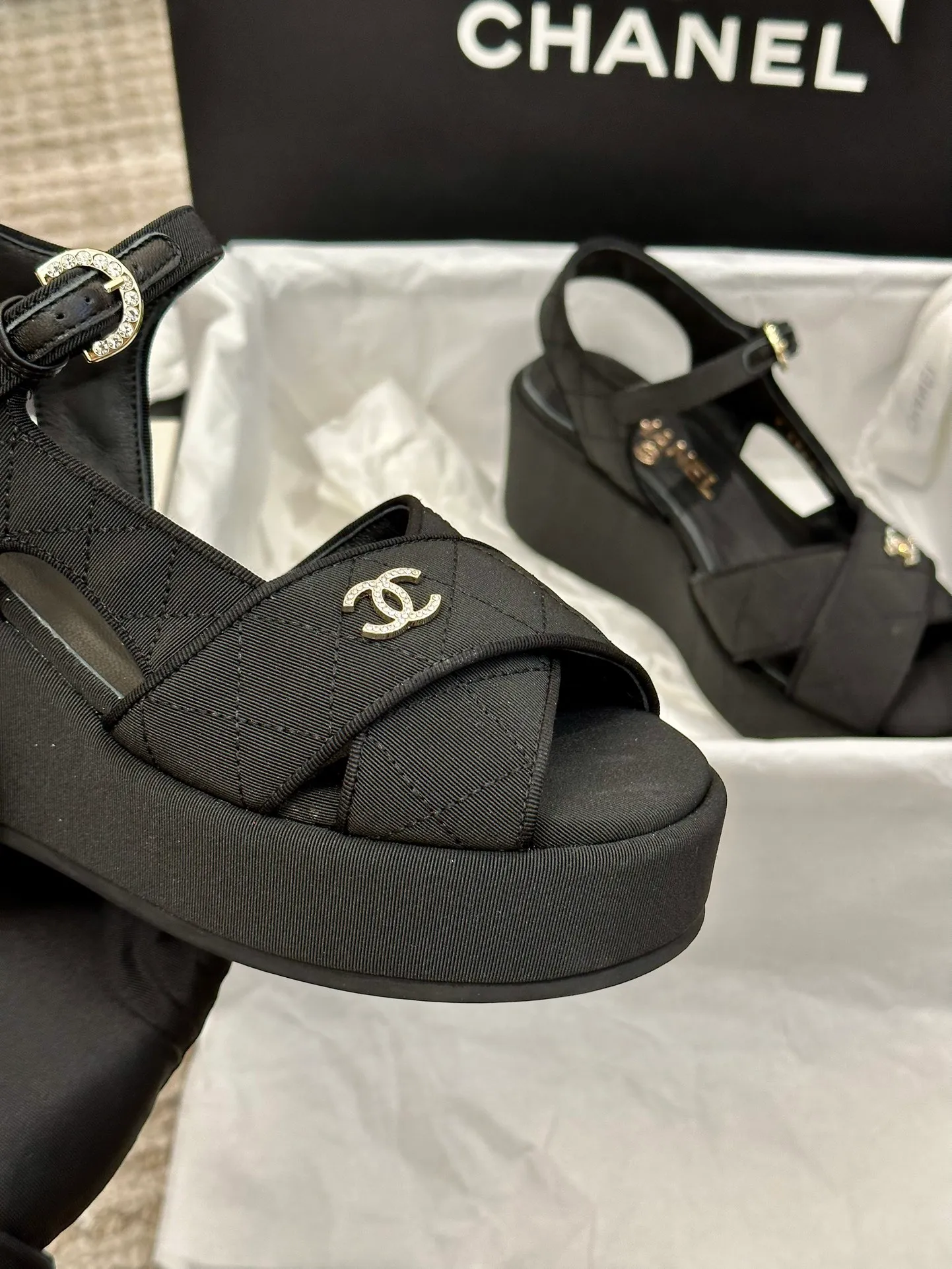 👟👟Ex-factory price 480👟👟 CHANEL C Jia Xiaoxiang 23ss new wedge heel open toe high heel sandals. Top counter quality. The moment you put it on your feet, it is still super stunning. 🔥All materials are customized according to the original version! Upper: imported first-layer calfskin/imported fragrant cloth/ lining: imported sheepskin, foot pad: sheepskin sole: outsole imported from Italy Size number: 34-40